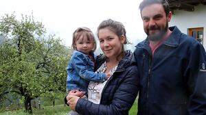(1,5 Jahre) mit ihren Eltern Christina Wutte-Ošina  (28) und Damian Ošina (33)