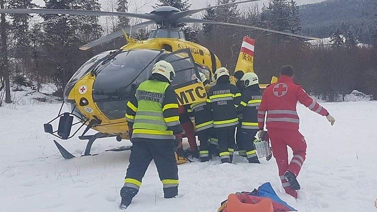 Die Frau wurde von der Feuerwehr aus dem Wald geborgen und zum Hubschrauber gebracht