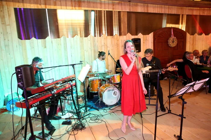 Für die schwungvollen Rhythmen im Stadl wurde extra Martini Rosso mit Band aus Graz „eingeflogen“. 