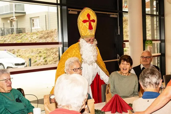 Heinz Schwarzenegger begrüßte als „Nikolaus“ die Senioren und Seniorinnen