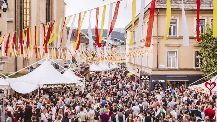 Blick auf ein Festgelände in der Innenstadt mit hunderten Menschen