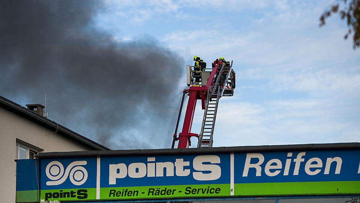 Der Brand bei Reifen Lamprecht hielt die Feuerwehren in Atem 