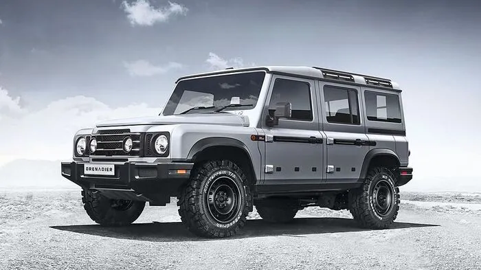 Er ist dem altehrwürdigen und 2016 ausgelaufenen Land Rover Defender wie aus dem Gesicht geschnitten. Aber das war auch die Idee hinter dem Ineos Grenadier. Er soll als unverwüstliches Arbeitstier und Abenteurer da anknüpfen, wo sein Vorbild aufgehört hat.