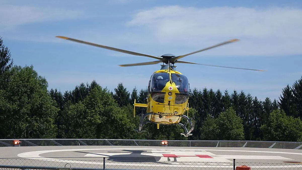 Mit dem Rettungshubschrauber wurde der 77-jährige ins LKH Graz geflogen