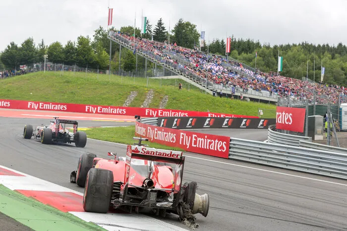 Ferrari-Pilot Sebastian Vettel hatte dagegen Pech: Ein Reifenplatzer hat ihn früh aus dem Rennen geworfen.
