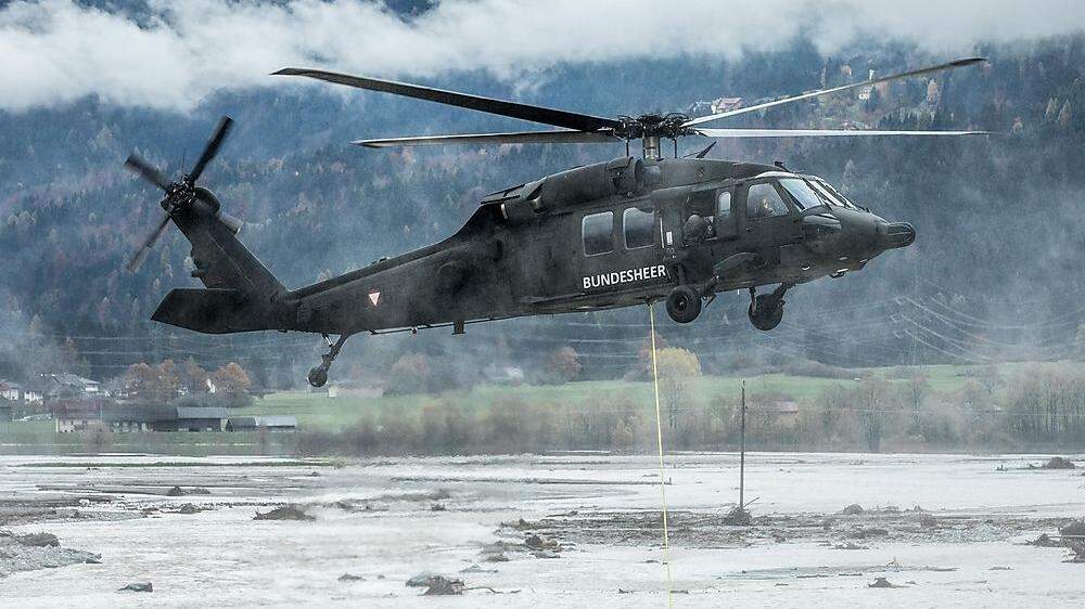 Black Hawk im Einsatz bei der Überschwemmungskatastrophe im Gailtal