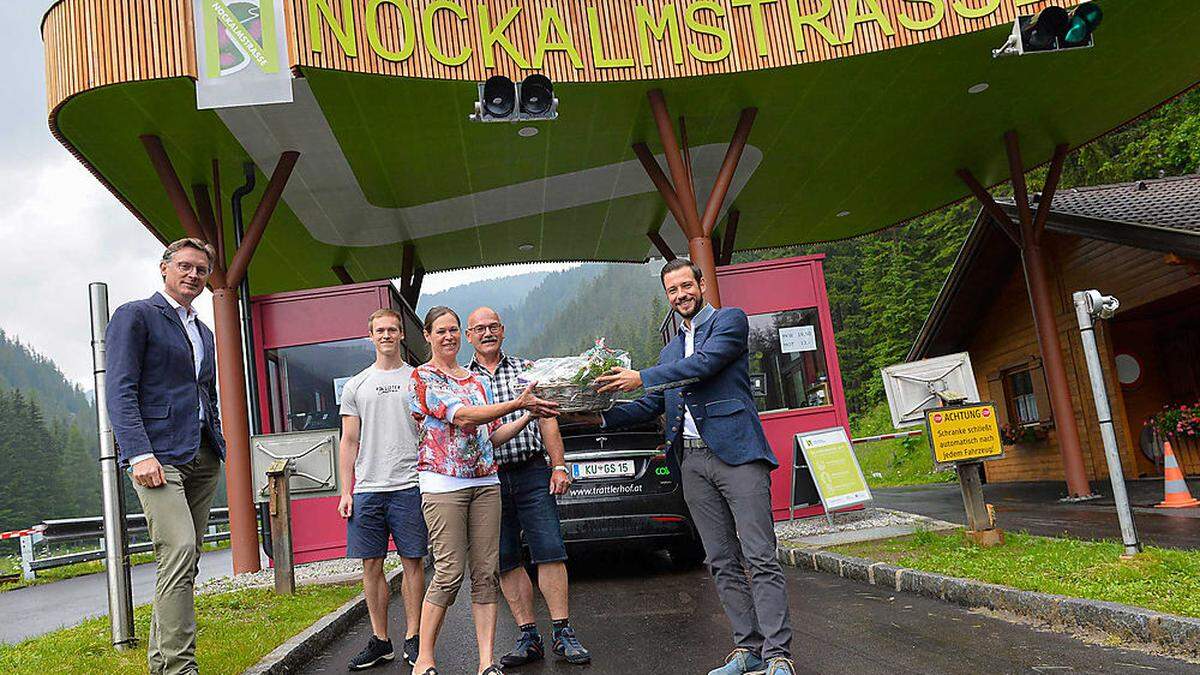 Johannes Hörl, Florian, Marianne und Manfred Huemer sowie Landesrat Sebastian Schuschnig