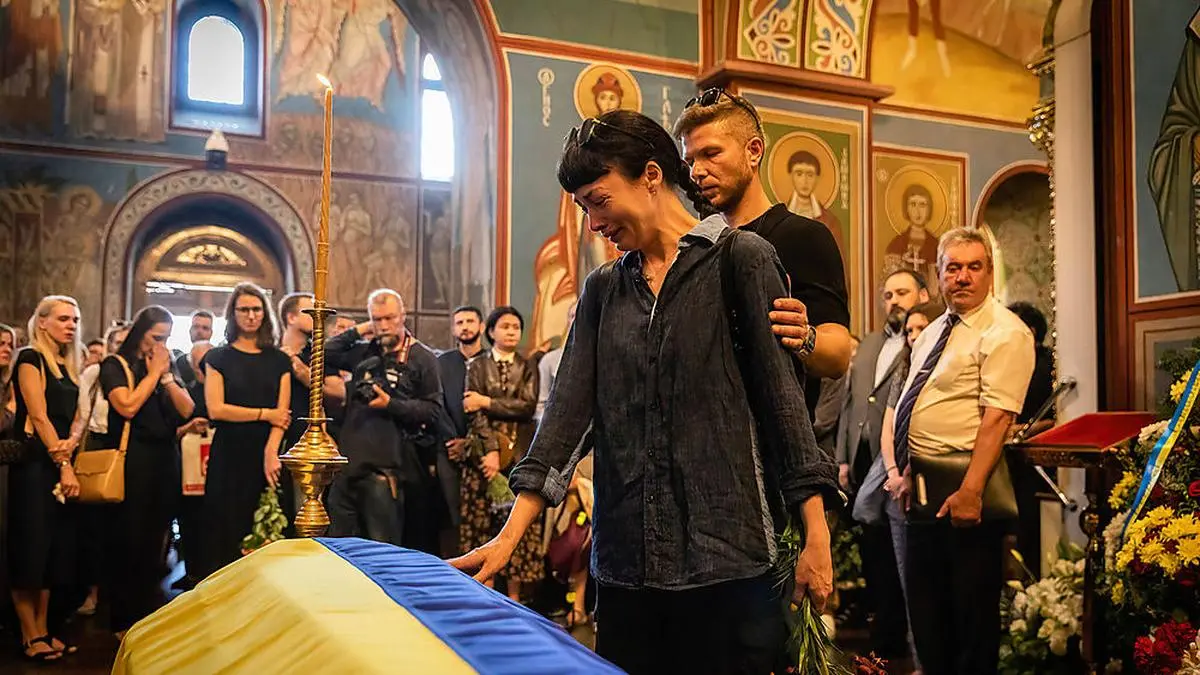 Eine Frau trauert um die Schriftstellerin Victoria Amelina im Juli 2023. Ein russischer Marschflugkörper riss die 37-Jährige während eines Pizzeria-Besuchs aus dem Leben