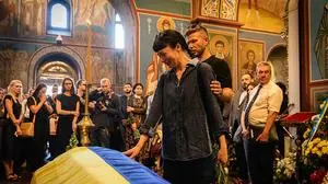 Eine Frau trauert um die Schriftstellerin Victoria Amelina im Juli 2023. Ein russischer Marschflugkörper riss die 37-Jährige während eines Pizzeria-Besuchs aus dem Leben