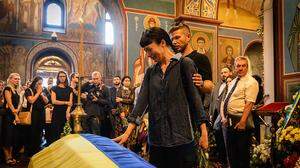 Eine Frau trauert um die Schriftstellerin Victoria Amelina im Juli 2023. Ein russischer Marschflugkörper riss die 37-Jährige während eines Pizzeria-Besuchs aus dem Leben