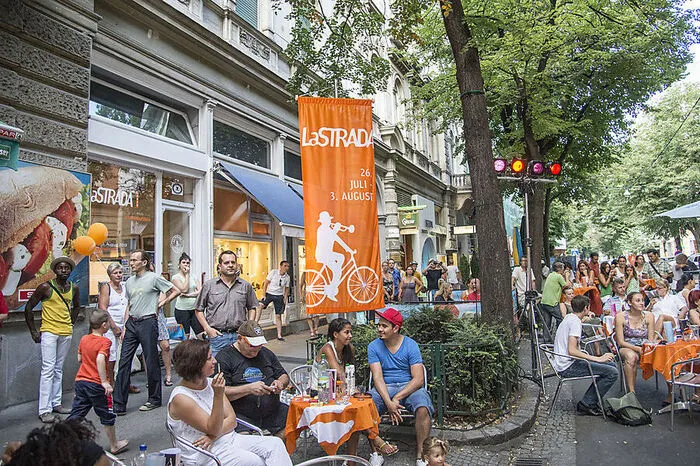 Wer nicht tanzen will, kann sich auch einfach in der Straße von der Stimmung anstecken lassen.