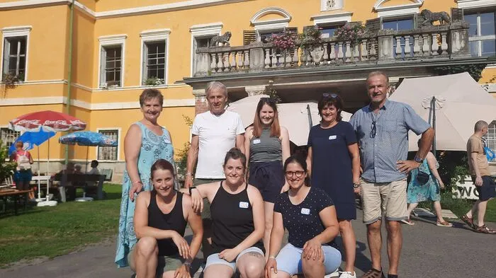 Organisiert wurde das Festival im Schlosspark in Poppendorf vom gemeinnützigen Verein "Leben im Dorf". Am Foto v. o.l.: Vizebürgermeisterin Elisabeth Triebl, Vereinsobmann Josef Schadler, Katrin Uller, Roswitha Haas und Karl Haas,Kathrin Haas, Daniela Haas und Stefanie Schadler (u.v.l.n.r.)