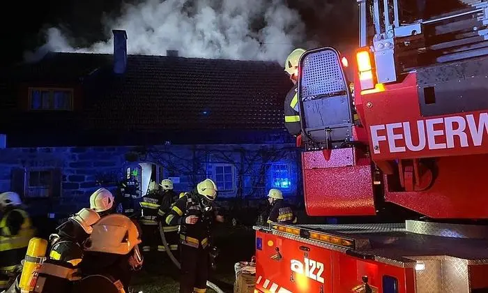 Mit schwerem Atemschutz gingen die Feuerwehrleute ins Gebäude