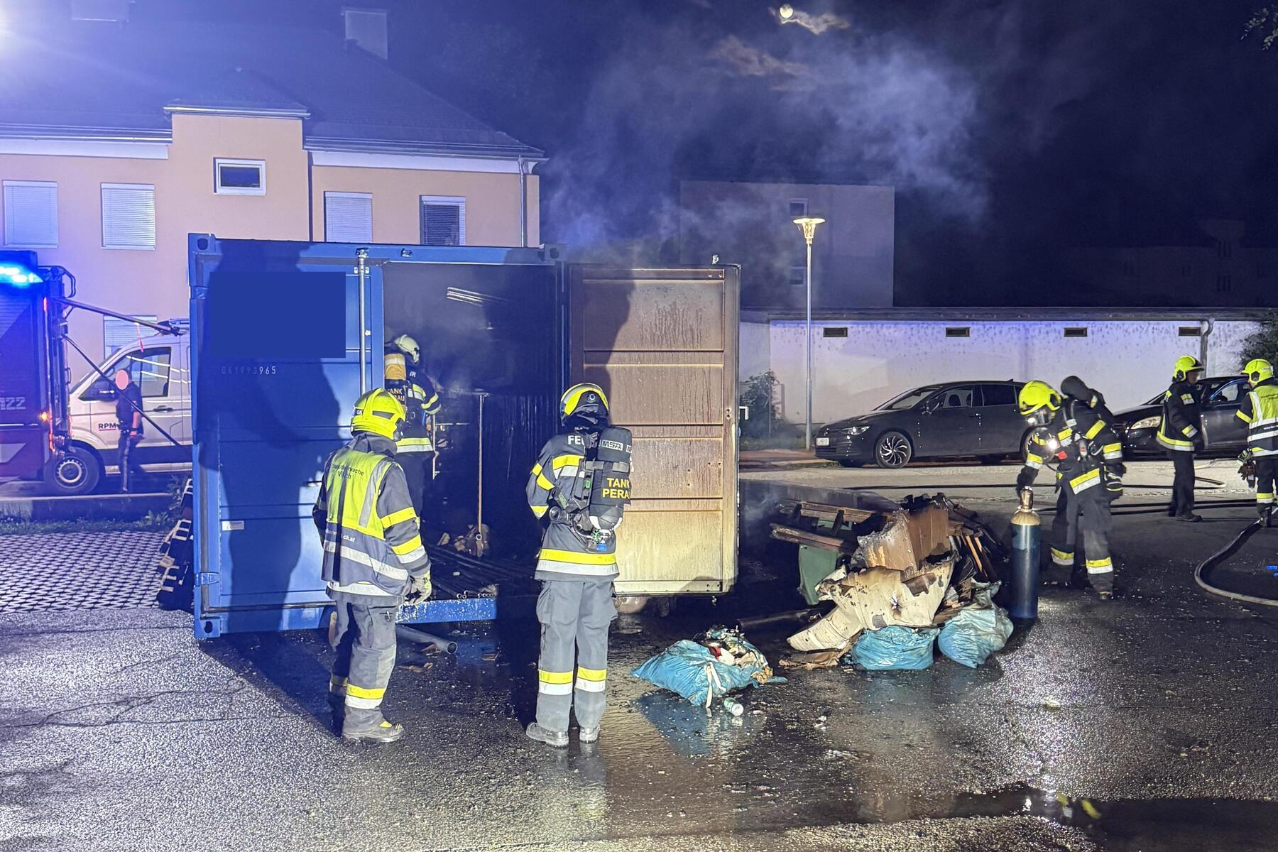 25 Helfer im Einsatz: Müll-Lagerplatz in Kärnten in Vollbrand