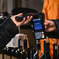 Das bargeldlose Bezahlen reduziert das Trinkgeld in der heimischen Gastronomie.