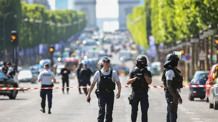 Terroralarm am Dienstag in Paris: Auf der Prachtstraße Champs-Elysees rammte ein Fahrzeug ein Polizeiauto ...
