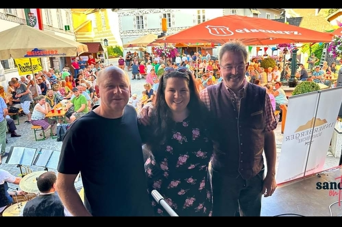Die Stadtschmiede hat - im Sinne einer Belebung der Innenstadt - die Organisation und Durchführung übernommen. Bei perfektem Wetter kamen rund 400 Personen zu Musik bei Würstel und kühlen Getränken zusammen.