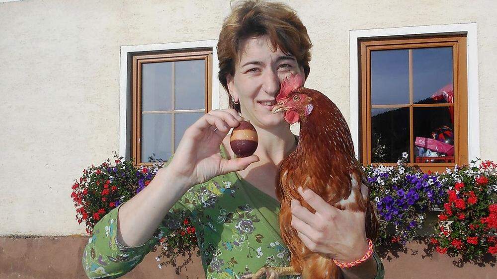 EM-tauglich: Eine Henne, die rot-wei-rote Eier legt. . .