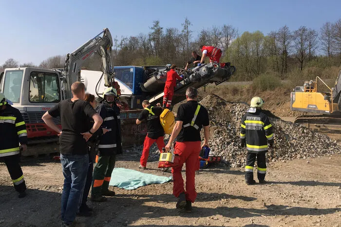 Dabei dürfte ein Metallteil die Maschine blockiert haben. Beim Versuch es herauszureißen, lief das Förderband wieder an und der 34-Jährige wurde bei Schulter und Bauch eingezwängt.