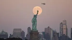 Full Harvest Supermoon Rises in New York City NEW JERSEY, UNITED STATES - OCTOBER 7: The full Harvest Supermoon rises behind the Statue of Liberty in New York City on October 7, 2025, as seen from Jersey City, New Jersey. Lokman Vural Elibol / Anadolu New Jersey United States. Editorial use only. Please get in touch for any other usage. PUBLICATIONxNOTxINxTURxUSAxCANxUKxJPNxITAxFRAxAUSxESPxBELxKORxRSAxHKGxNZL Copyright: x2025xAnadoluxLokmanxVuralxElibolx