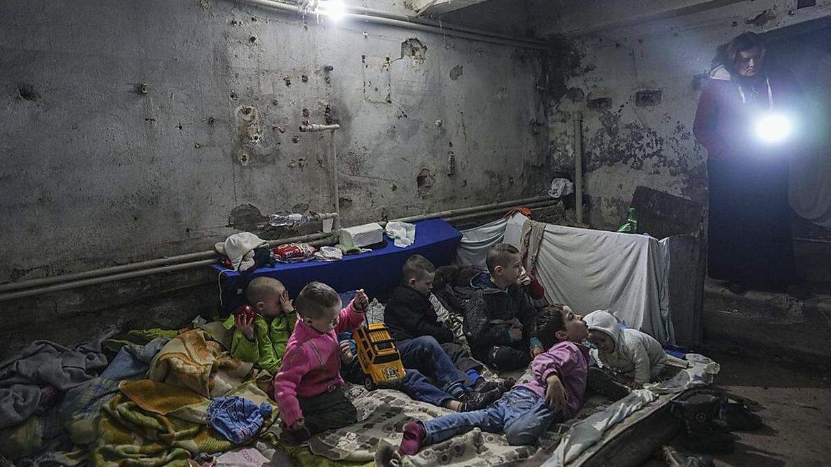 In Mariupol suchen Kinder Zuflucht in einem Luftschutzkeller. 