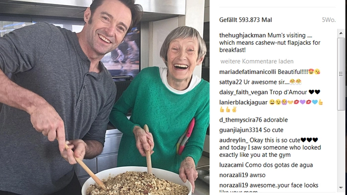Schauspieler Hugh Jackman und seine Mutter kochen gemeinsam, auch wenn nicht gerade Muttertag ist.