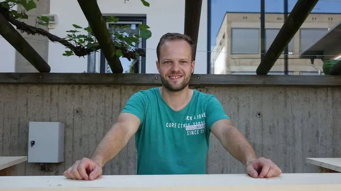 Michael Derler, Obmann des Musikvereines Anger, in der Buschenschank, die für das Festival aufgebaut wurde