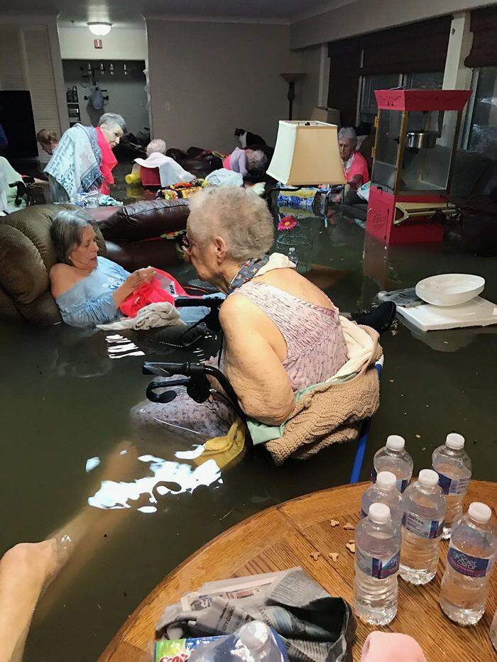 Die Bewohner des Altersheim in Dickinson, Texas, saßen während des Hurrikans "Harvey" bis zur Hüfte im Wasser, alle Bewohner wurden in Sicherheit gebrachtwurden 