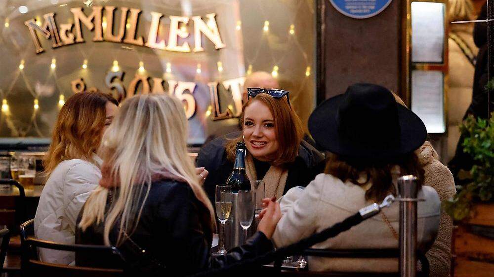 Wieder geselliges Leben vor einem Pub in Covent Garden, London