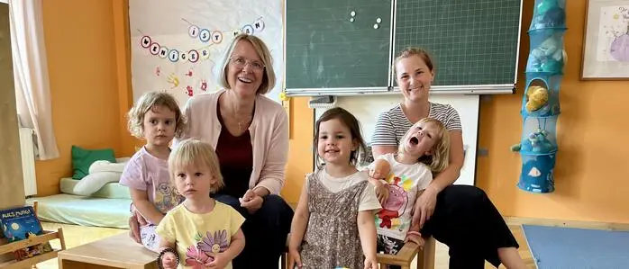 Ekiz-Leiterin Bettina Öttl (l.) mit Mitarbeiterin Maria Heigl (r.) und Kindern, die das Eltern-Kind-Zentrum besuchen