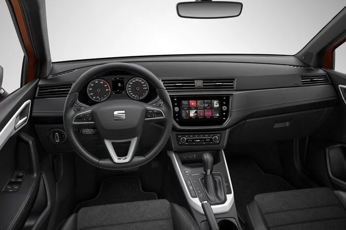 In Sachen Konnektivität setzt der Spanier auf Apple CarPlay, AndroidAuto und MirrorLink. Das Premium-Soundsystem von Beats Audio verfügt über sechs Lautsprecher, einen 300-Watt-Verstärker mit acht Kanälen und einen Subwoofer im Kofferraum.