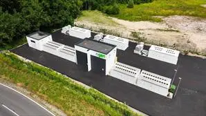 Luftaufnahme des Batteriespeicherkraftwerks von Ngen in Arnoldstein, Kärnten | Das Batteriespeicherkraftwerk von Ngen in Arnoldstein hat sich verdoppelt