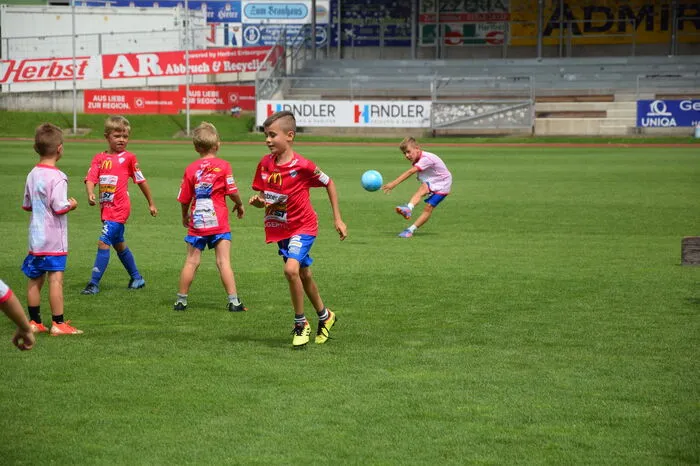 „Das Fußballcamp ist für uns bereits zu einer Tradition geworden, die den Kindern, wie auch uns Trainern und Organisatoren ebenso viel Freude bereitet und uns Jahr für Jahr zeigt wie viel ein Sport bedeuten kann.“, beschreibt Christian Gleichweit das Fußballcamp Hartberg.  