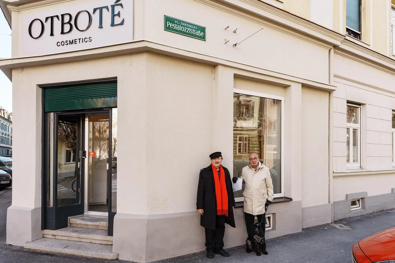 Karl A. Kubinzky, Christian Weniger und Lilly (sie versteckt sich vor der schwarzen Hose) spazierten durch die Pestalozzistraße