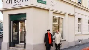 Karl A. Kubinzky, Christian Weniger und Lilly (sie versteckt sich vor der schwarzen Hose) spazierten durch die Pestalozzistraße