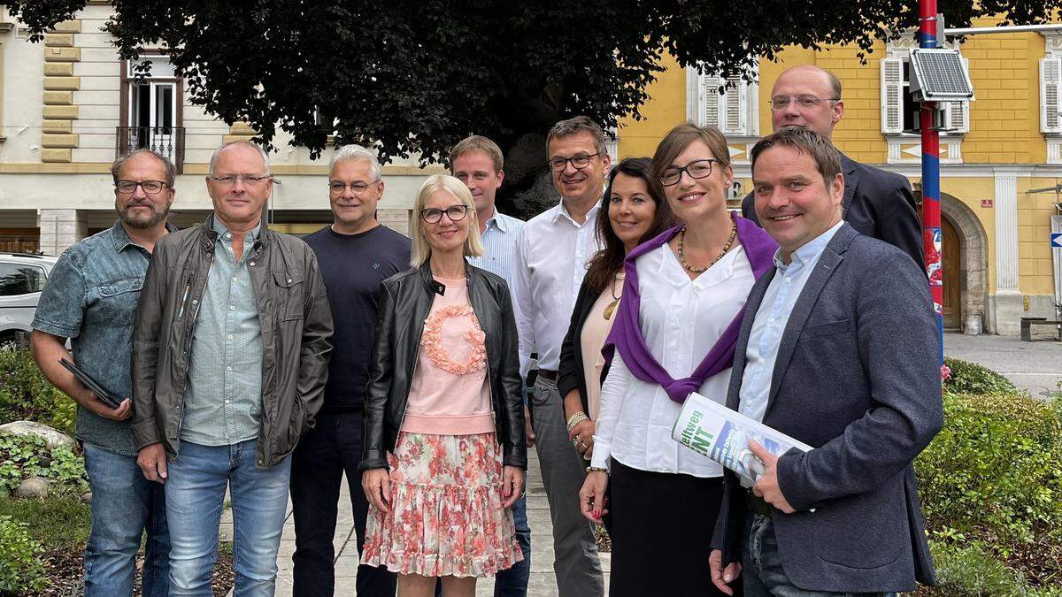 Landtagsabgeordnete Gabriele Kolar (4. v. links) mit der Judenburger Bürgermeisterin Elke Florian (3. von rechts) und dem Zeltweger Bürgermeister Günter Reichhold (rechts außen) sowie weiteren Projekt-Beteiligten und dem Team von &quot;NET-Automation&quot;