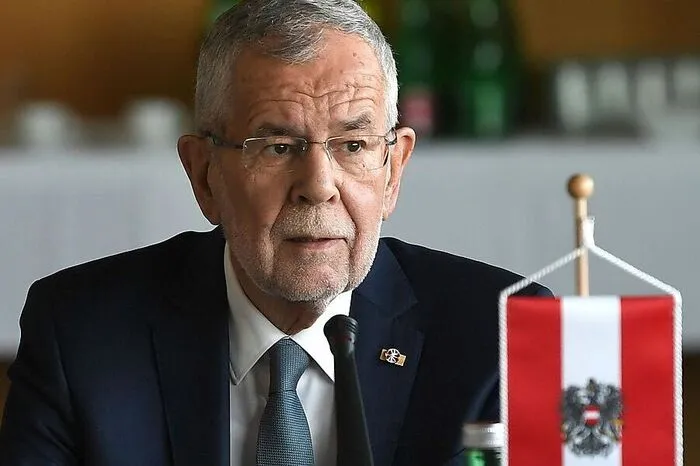 "Da kann niemand mehr sagen, das geht leider nicht." Geschlechterparität im Übergangskabinett, Bundespräsident Alexander Van der Bellen freut's.