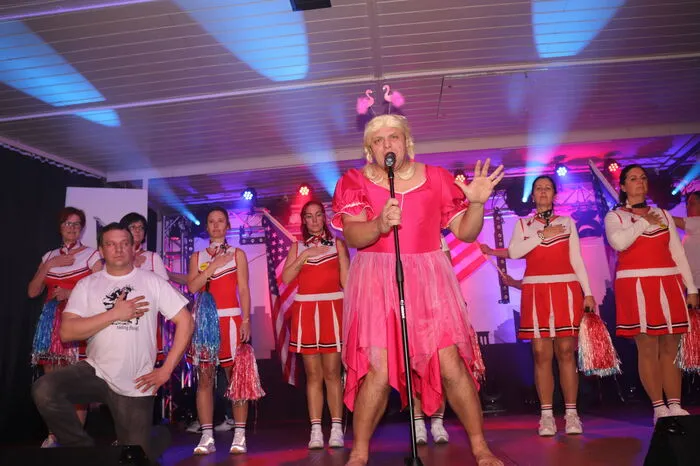 Vor ausverkauftem Haus boten die Mitglieder eine lustige und abwechslungsreiche Show. Klicken Sie sich durch weitere Bilder.