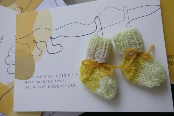 Ein Söckchen kann dem Kind mitgegeben werden, das andere können die Eltern behalten