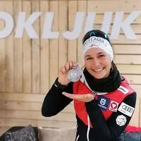Dunja Zdouc mit ihrer Medaille