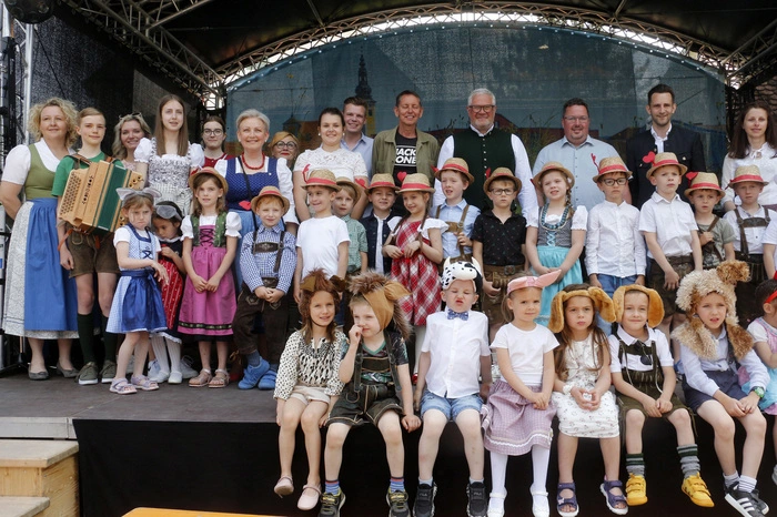 Im Beisein von Landesabgeordneten Lukas Schnitzer, beider Vizebürgermeister Roland Gogg mit Harald Peindl und Finanzstadtrat Christian Sommerbauer eröffneten Kinder des Kindergartens einen unterhaltsamen Nachmittag für Groß und Klein.
