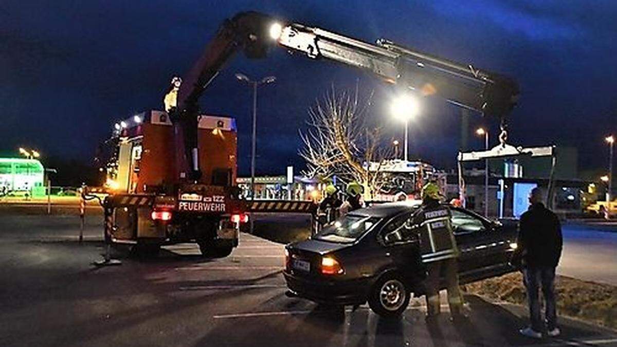 Das Fahrzeug rollte über die Parkplatzkante.