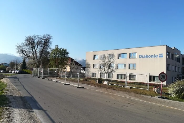 Ohne Mauer wirkt das Gelände offener.