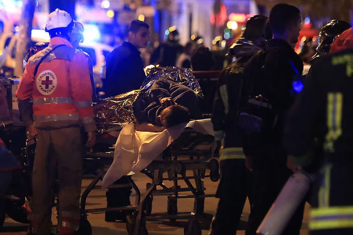 Drei weitere Islamisten stürmen mit Kalaschnikows die Konzerthalle Bataclan, in der die US-Band Eagles of Death Metal vor rund 1.500 Zuhörern ein Konzert gibt. Die Angreifer schießen in die Menge und bringen Menschen in ihre Gewalt. Im Laufe der mehr als zweieinhalbstündigen Geiselnahme töten sie 90 Menschen.