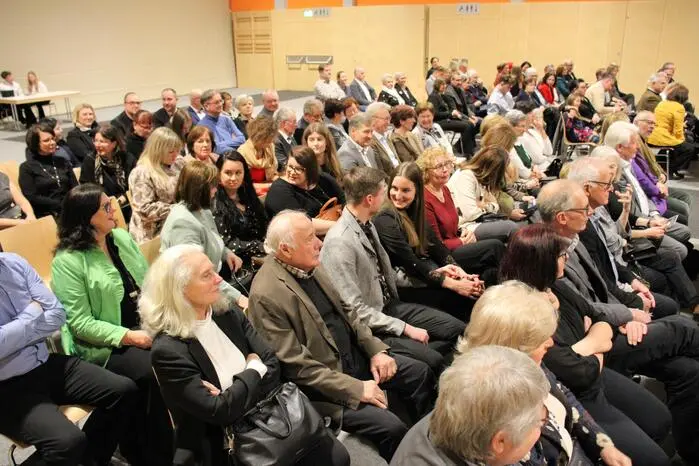 Die zahlreichen Besucher dankten mit tosendem Applaus für dieses beeindruckende Neujahrskonzert mit Musik vom Feinsten.