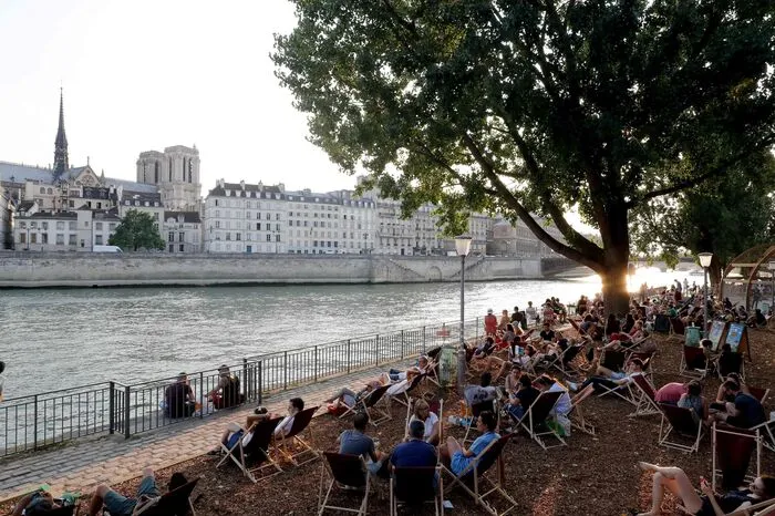 Dank der von Bürgermeisterin Anne Hidalgo durchgesetzten Verkehrsberuhigung flanieren Müßiggänger, wo Jahrzehnte lang Autos den Fluss entlang brausten...