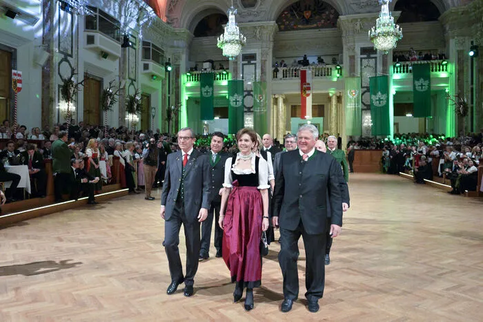 Salzburgs Landeshauptmann Wilfried Haslauer, Landtagspräsidentin Brigitta Pallauf und Landesjägermeister Josef Ederschritten unter viel Applaus ein.