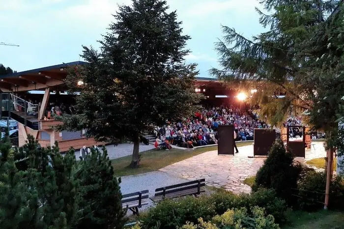 Rund 11.400 Zuschauerinnen und Zuschauer besuchten in der heurigen Saison das Huabn-Theater.