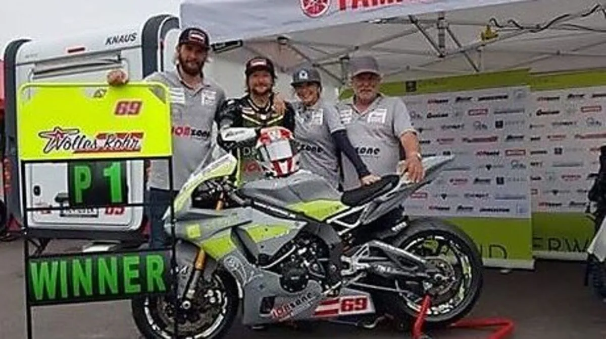 Peter Rohr (Zweiter von links) freut sich über den Sieg