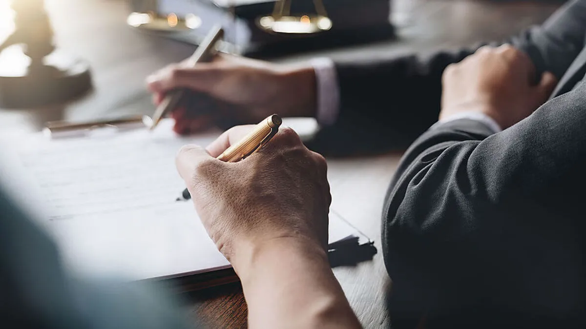 Ob ein Testament nötig ist, klärt man ab besten mit folgender Frage: "Wenn ich gestern gestorben wäre, wäre ich dann mit der Aufteilung meines Vermögens,  wie es dann ohne Testament erfolgt wäre, einverstanden?" Wenn die Antwort Nein lautet, ist ein Testament nötig.